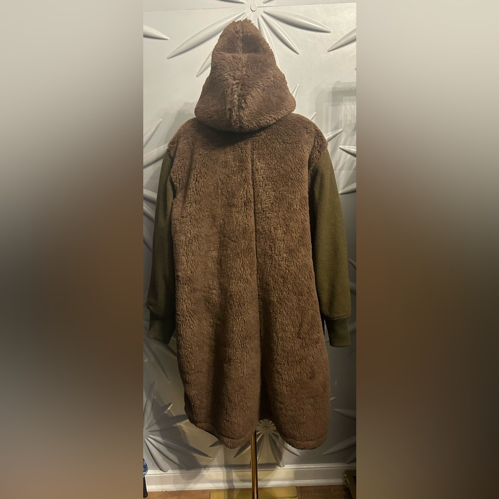 NWOT American Eagle SZ L brown/green faux fur coat w/fabric sleeves/bust 54” - Picture 12 of 15